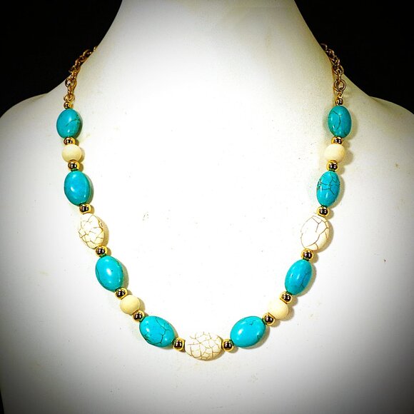 Turquoise and white stone bead necklace mixed with white wood and gold beads - Picture 6 of 12